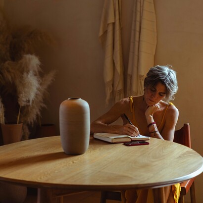 Al contrario, c’è chi conserva oggetti nuovi per occasioni speciali che non arrivano mai, lasciandoli inutilizzati fino a quando non perdono valore