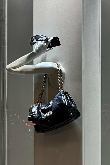 Carteras Balenciaga en exhibición