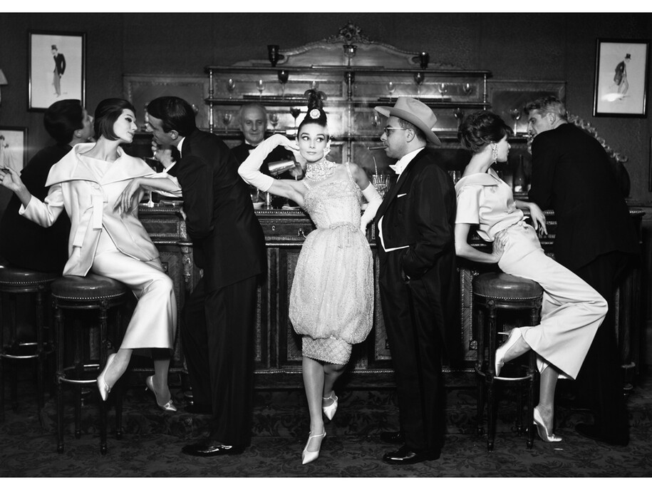 Richard Avedon, Audrey Hepburn and Art Buchwald, with Simone D’Aillencourt, Frederick Eberstadt, Barbara Mullen, and Dr. Reginald Kernan, evening dresses by Balmain, Dior, and Patou, Maxim's Paris, August, 1959, Stampa ai sali d’argento, 20 x 24 inches, 50.8 x 60.96 cm. Fotografia di Richard Avedon © The Richard Avedon Foundation. Courtesy of Gagosian Gallery