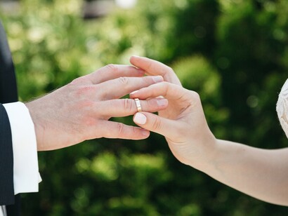 Fino a metà del XX secolo, il matrimonio religioso era considerato l'unica forma socialmente accettata, mentre oggi il matrimonio civile è sempre più diffuso, riflettendo una società più laica e inclusiva