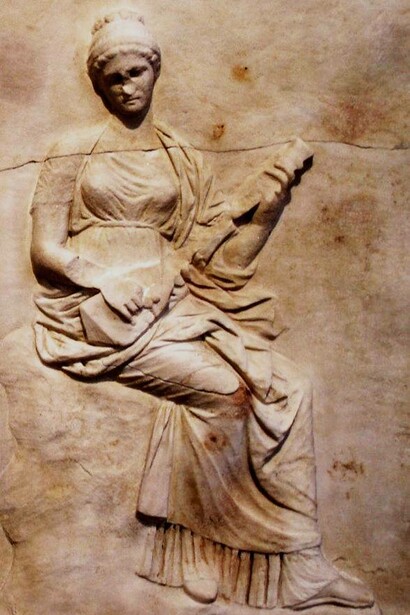 Bassorilievo in marmo proveniente da Mantinea, in Arcadia, che decorava la base di un gruppo statuario della triade deliana di Leto, Apollo e Artemide, oppure un altare. Il rilievo mostra tre muse con in mano strumenti musicali o rotoli, metà del IV secolo a.C., Museo Archeologico Nazionale di Atene, Grecia