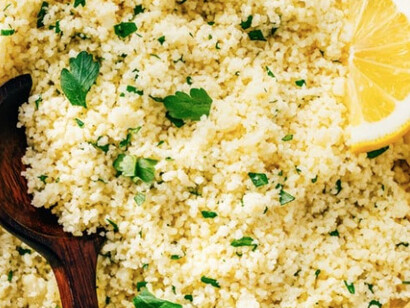 Couscous con l'aggiunta di limone per un piatto fresco e leggero