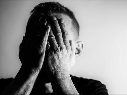 Nelle descrizioni psicopatologiche, la mania viene descritta come un eccesso rispetto alla normalità