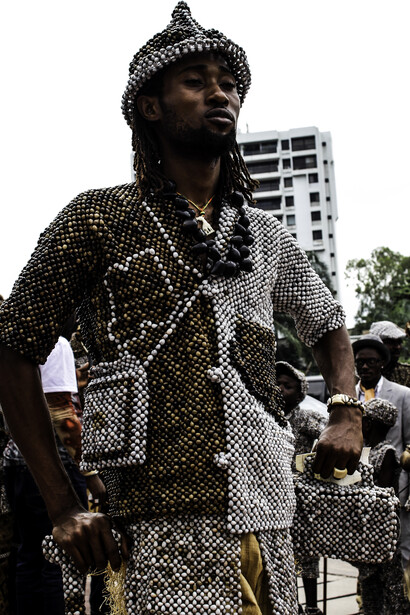 Hoy, los Sapeurs también existen en Instagram. Buscan likes, visibilidad global, el aplauso digital que reafirma su presencia. Justin Makangara, un sapeur tradicional vestido con un traje hecho de cuentas, 10.02.2015. En Kinshasa, República Democrática del Congo