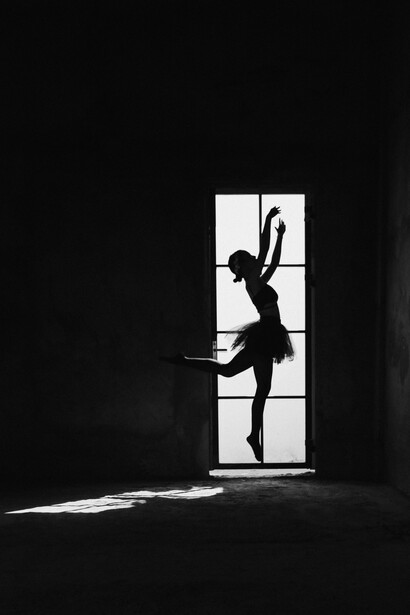 Bailarina frente a una ventana. En la danza, “La Petite Mort” ha sido explorada como un concepto fascinante, donde el éxtasis del amor y la pasión se expresa a través del movimiento
