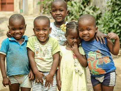 O vetor predominante é o Anopheles funestus, com alta capacidade de transmissão e resistência a inseticidas piretroides, o que compromete a eficácia das redes mosquiteiras tratadas com inseticida (ITNs) — uma das principais intervenções de controlo (Chanda, et al., 2022). Além disso, a presença de Plasmodium falciparum como espécie predominante (98% dos casos) aumenta o risco de formas graves da doença, especialmente em crianças não imunes