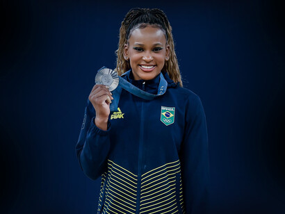 Rebeca Andrade com a medalha de prata nos Jogos Olímpicos de Paris 2024. Foto: Wander Roberto/Comitê Olímpico Brasileiro