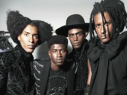 Felipe Garcia e outros modelos negros. "A Rock quebra esses padrões. Por exemplo, meu amigo Jhonny desfilou recentemente para a Armani na Itália, o que é algo raro para modelos negros. Eu nunca conheci alguém que tinha ido para fora do país como modelo; daí ele me mostrou esse caminho."
