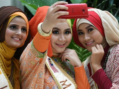 Mujeres indonesias se sacan un selfie