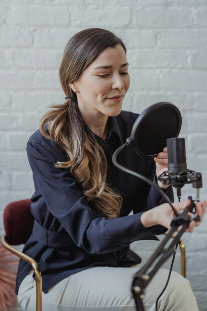 Linguista ajusta o microfone para falar em podcast