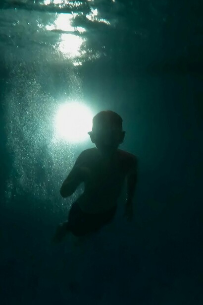 Um sinal desse processo deixa claro, que a nova ordem que vai se firmando no ser, se confirma quando o mesmo, apesar da densidade dos acontecimentos da vida, se mantem no rumo da mudança. Outro sinal notado, sendo a matéria humana, vítima de recaídas, é em um momento de fraqueza ou dificuldades, recebemos uma força especial que não se sabe de onde vem, e pode advir de muitas fontes, próprias, próximas ou distantes, não importa, ela será suficiente, na medida das suas necessidades reais para seguir adiante
