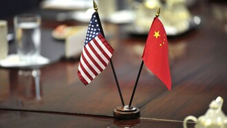 Bandiera cinese e bandiera americana