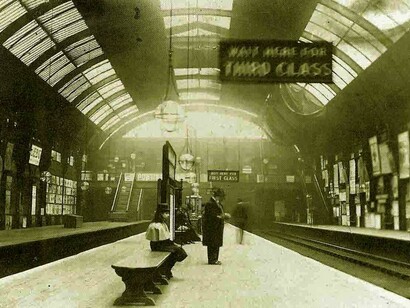 Attesa sulla banchina di High Street Kensington, 1892