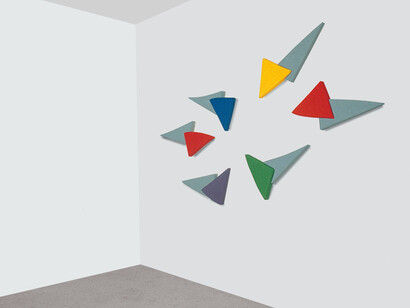 Pino Pinelli, Pittura GR. BL. R. G. VR. AR. V., 1982, acrilico su flanella non preparata, disseminazione di 6 elementi, 34 x 80 cm (ciascuno), dimensione ambientale