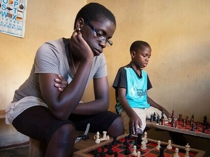 Phiona Mutesi jugando al ajedrez