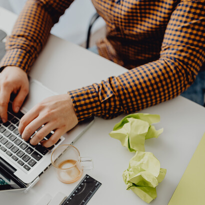 Tentativa de escrita no computador ao invés do papel