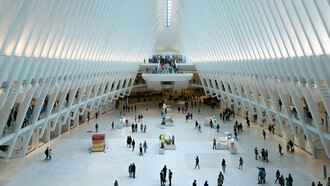 KI wird im Forschungskontext, in industriellen Anwendungen und in der Öffentlichkeit oft mit einer fast ausschließlichen Betonung auf Effizienz und Leistungssteigerung diskutiert.  Bild: World Trade Center Station, NewYork, Vereinigte Staaten