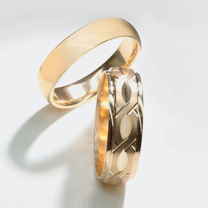 Conjunto de anillos matrimoniales. Marcelo con todas gozó la maravilla de los labios, la locura de besar, la caricia libre en horarios convenidos