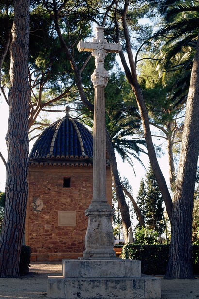 Cruz ante la ermita de San Jorge del Puig, Valencia