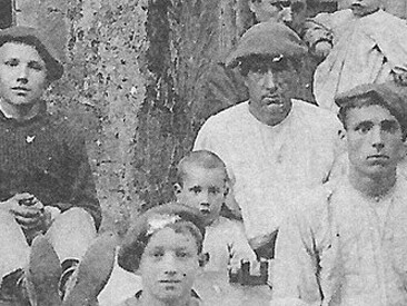 El tiempo de trabajo necesario, y el tiempo de trabajo total (necesario + sobretrabajo) lo determina el nivel de productividad, las condiciones materiales de producción, el estado de la técnica utilizada.  Grupo de zapateros en Mauléon-Licharre Pirineos Atlánticos, 1909, Francia