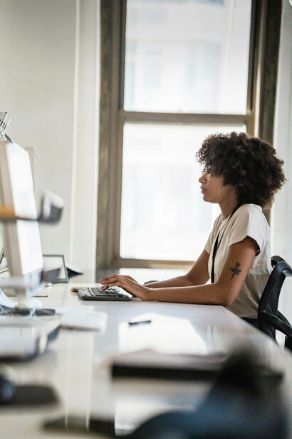 Su estructura metodológica integra principios filosóficos y leyes universales que permiten diagnosticar la coherencia entre lo que una empresa declara y lo que efectivamente realiza