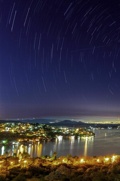 Mientras la ciudad late con fuerza, el skyglow o resplandor del cielo crea un halo que oculta el movimiento natural de los astros, convirtiendo el firmamento en un lienzo pálido y vacío
