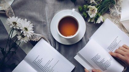 HoleniaPoesia è un laboratorio culturale e una comunità critica che preferisce seguire strade indipendenti, più che una classica casa editrice