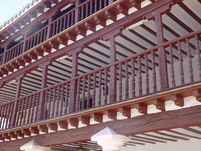 La Posada de los Portales data de la segunda mitad del siglo XVIII; en su origen fue una típica venta manchega que conserva la estructura con patio-corral, el hogar con su castiza cúpula y las vigas de madera en el techo