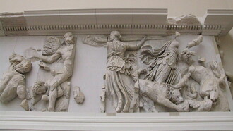 Febe ed Asteria, Altare di Pergamo, Berlino: Febe è un personaggio della mitologia greca, figlia di Urano,il cielo, e di Gea, la terra