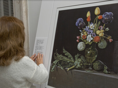 Imagen en sala de una de las cartelas en braille © Museo Nacional del Prado