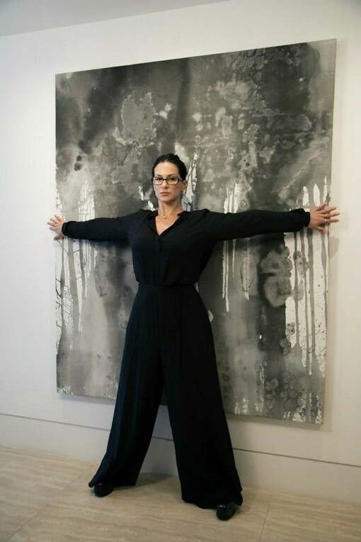 A artista carioca posando diante dum quadro (foto: Pedro França)
