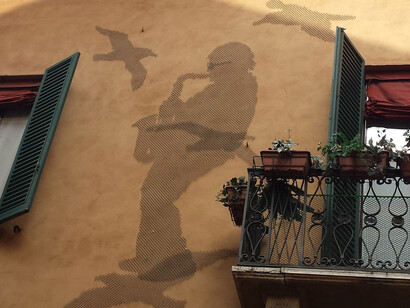 In via Massimo d’Azeglio a Bologna, nelle vicinanze della casa di Lucio Dalla echeggiano le note delle sue canzoni – Foto di William Molducci