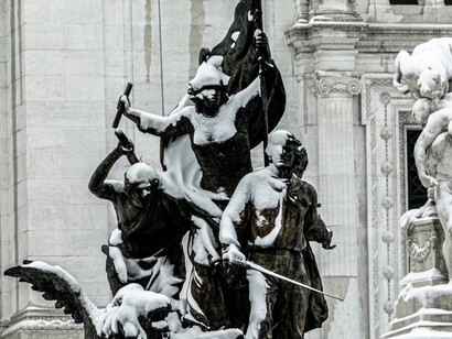 Altare della Patria innevato, statua di Francesco Jerace, foto Marco Migliozzi 
