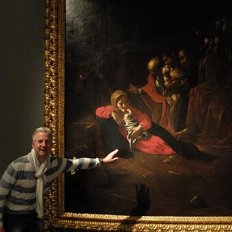 Der Autor vor Michelangelo Merisi da Caravaggio, Die Anbetung der Hirten, Ausschnitt, Öl auf Leinwand, 1609, 314 x 211 cm, Museo di Regionale, Messina, Foto: © Mario Bogisch