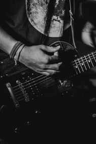 O legado do rock'n'roll é evidente até hoje, com muitos artistas contemporâneos continuando a explorar e reinterpretar o espírito de rebeldia e liberdade que caracteriza o gênero. Bandas e músicos de diversas gerações e estilos, desde o punk rock até o grunge, carregam a tocha do *rock'n'roll*, mantendo viva a tradição de usar a música como um meio de protesto e auto-expressão
