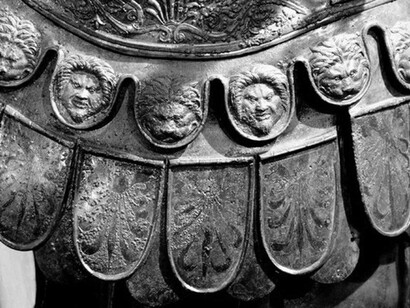 Particolare della decorazione della lorica