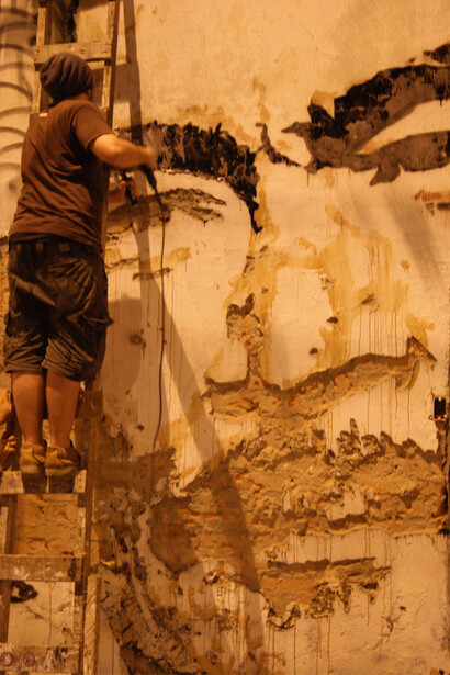 Vihls gravando um muro em Cali, Colombia, 2010. Fotografia Gráfica Mestiza Graffiti