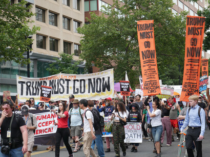 El nuevo Anticristo es toda la acumulación histórica de conocimiento, organización y lucha que ha venido a alertar sobre los riesgos existenciales que corren la humanidad y el planeta Tierra si no se hace nada para frenar la injusticia social, histórica, ambiental, racial y sexual. Di no al fascismo, 14 de junio de 2025, EE.UU.