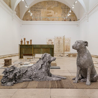 Chiara Camoni, Erguidas, yacentes (Standing up, lying down), exhibition view. Courtesy of Museo Patio Herreriano