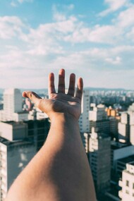 Abrigar centenas, milhares, milhões de pessoas que dormem, acordam, que vivem correndo atrás do seu sonho pessoal, profissional, de trabalho, de conquistas é o espírito da cidade. Certa vez, num debate sobre o limite de velocidade nas marginais Tietê e Pinheiros, ouvi de um paulistano “São Paulo tem pressa!”. A frase foi dita com uma certa arrogância e ar de superioridade para se referir que a cidade é rica, pois tem pressa em seguir produzindo riqueza. Na realidade talvez ele não entendesse que a cidade é rica em consequência do seu espírito incansável de trabalhador, seja você o faxineiro, o gerente ou o empresário, todos possuem um espírito voltado para a produção, um “espírito operário” e, este espírito parece aproximar a todos, parece refletir a grande alma da cidade...
