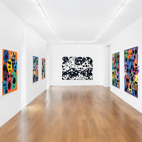 Mitja Tušek, Avec omega, pomme, haricot, cornichon, rien, bouteille, exhibition view. Courtesy of Xippas 