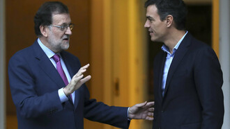 El ya expresidente del Gobierno, Mariano Rajoy, con su flamante sucesor, Pedro Sánchez