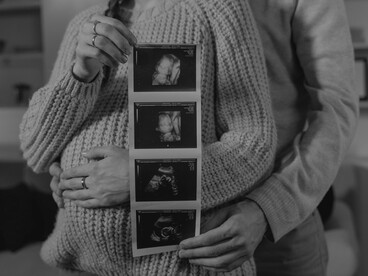 Afinal, qual seria o lugar da mulher no que é considerado feminino, se não seguir esse curso “natural”? Segundo tal autora, a mulher que não alcança esses ideais — casar-se, ter filhos e cuidar deles — carrega consigo um estigma, resultado das expectativas sociais e culturais que lhe são impostas