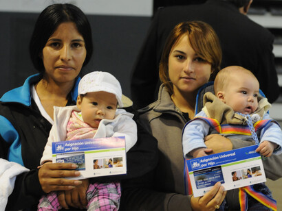 Dos de las madres beneficiadas por el programa “asignación universal por hijo”  