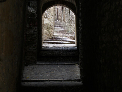 El cardenal Adrianus se desplazó a Girona atraído por la leyenda de su judería y buscando la cuna de Nicolau Eymerich, Inquisidor General de la corona de Aragón, quien obtuvo el cargo honorífico de capellán del Papa Inocencio VI como reconocimiento a su diligencia en la persecución de herejes, blasfemos y brujas Calle de la judería de Gerona, España