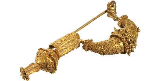 Fibula, late 4th/ early 3rd century B.C. Campania, etruscan (?)goldH 3,5 cm; L 7,9 cm