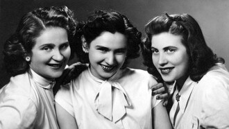 Edith Eger (centro) con sus hermanas Clara (izquierda) y Magda (derecha)