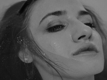 Mulher exausta na banheira. Traumas não resolvidos, carências afetivas antigas, sentimentos de rejeição enterrados. Ser a salvadora do outro funciona como uma distração perfeita. Enquanto você está ocupada consertando o caos alheio, não precisa encarar o seu próprio. E, assim, você se esconde. Se protege. Foge de si