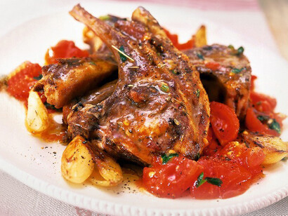 L'agnello tenero si sposa benissimo col sapore dei peperoni e delle olive