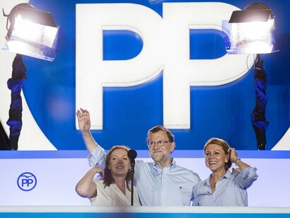 Mariano Rajoy en el balcón de la sede del PP en la calle Génova